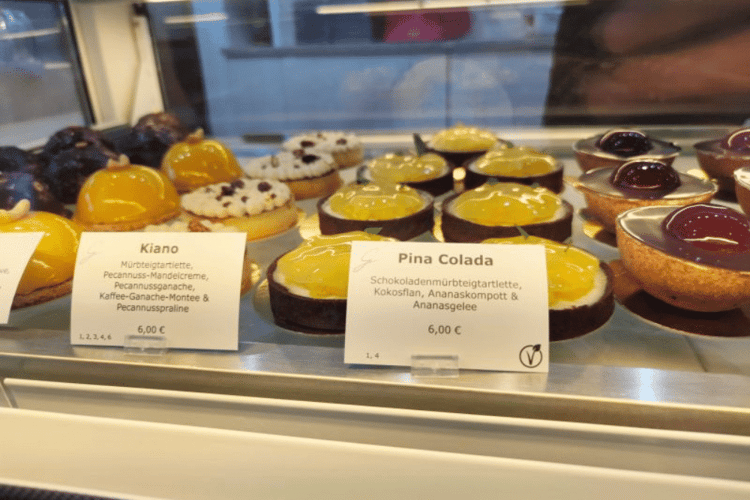 Desserts in einer Auslage. Ein Veganes Dessert dabei