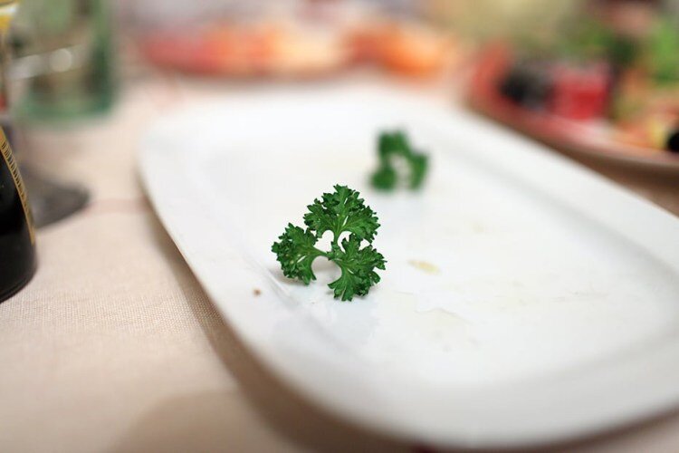 Achtsam-essen-und-geniessen-Lebensmittelverschwendung in der Betriebskantine-Lebensmittelverschwendung-DGE-10-Regeln-der-DGE-Essen-Ernaehren