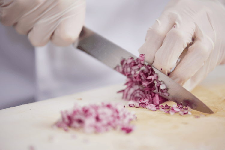 Plastik-Handschuhe-in-der-Kueche.-Hygiene-in-der-Gemeinschaftsverpflegung-Grosskueche