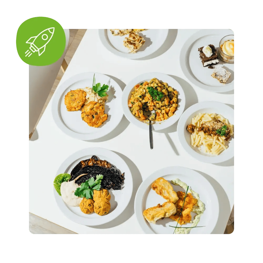 Gedeckter Tisch mit verschiedenen Gerichten